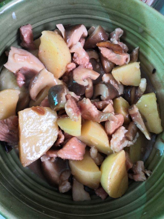 超级下饭土豆香菇炖鸡腿