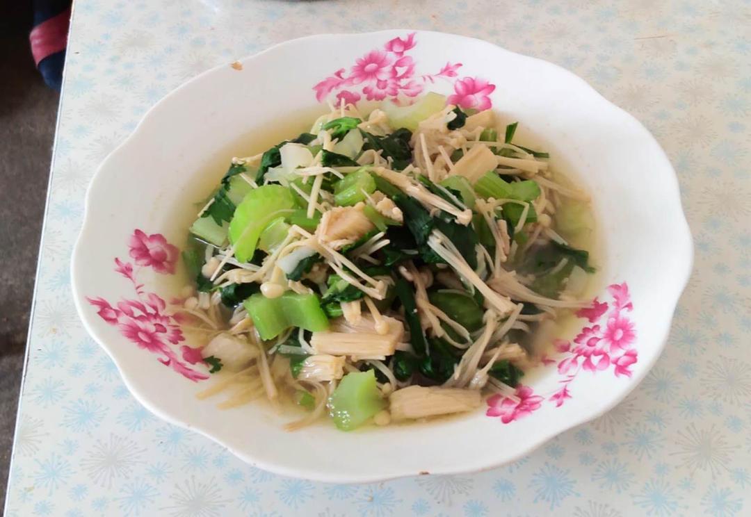 芹菜金针菇（无油素食）的做法