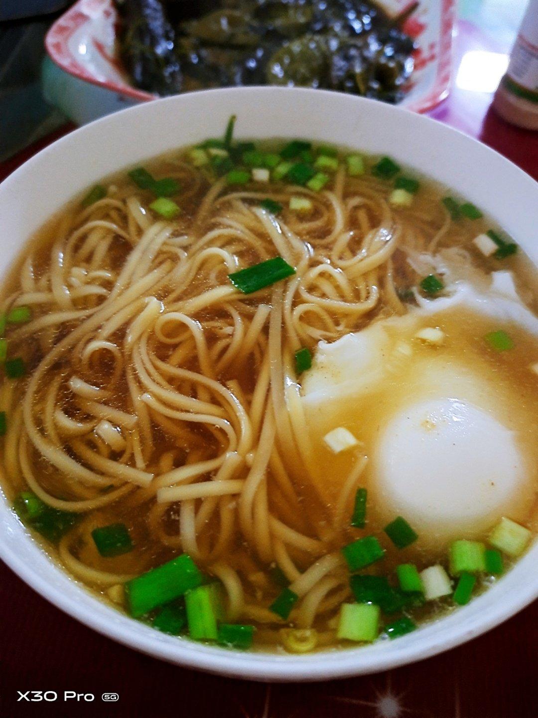 一碗清汤面 🍜 —— 秋日里的治愈系