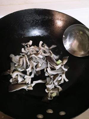 蘑菇蛋汤的做法 步骤3