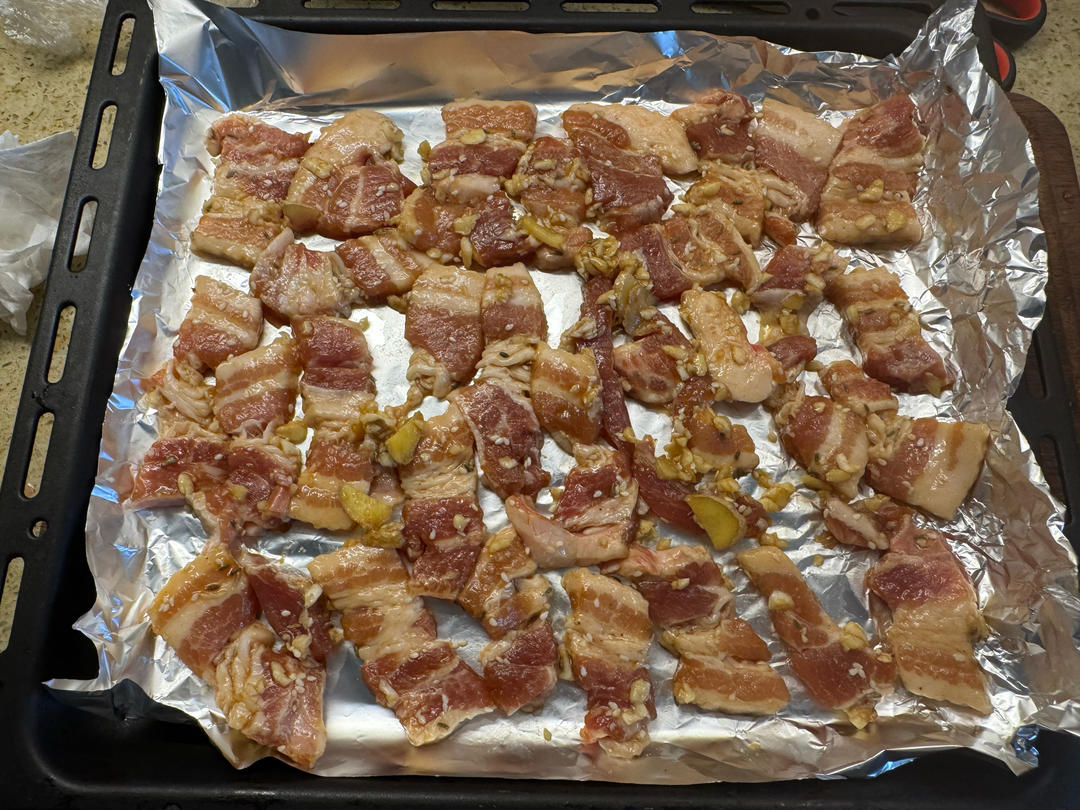 烤五花肉🥩这个夏天除了西瓜🍉当然还有烧烤🥓拥有烤箱的快乐🍺