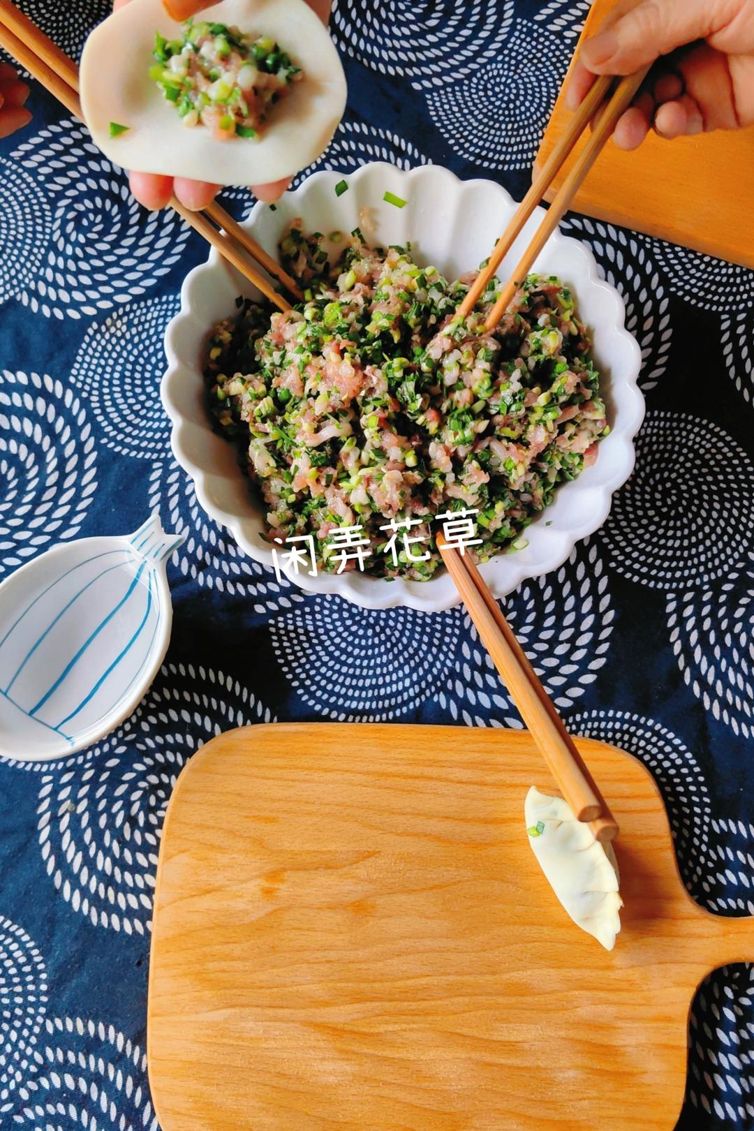 韭菜猪肉饺子(附擀皮和最简单的饺子包法)