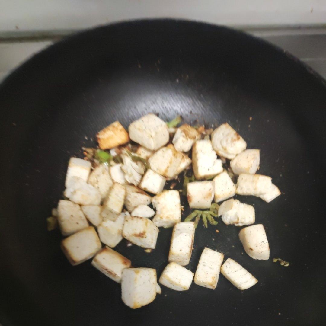 孜然青椒炒馍 把剩馒头吃出烤肉的感觉 外酥里软盘子都想舔干净