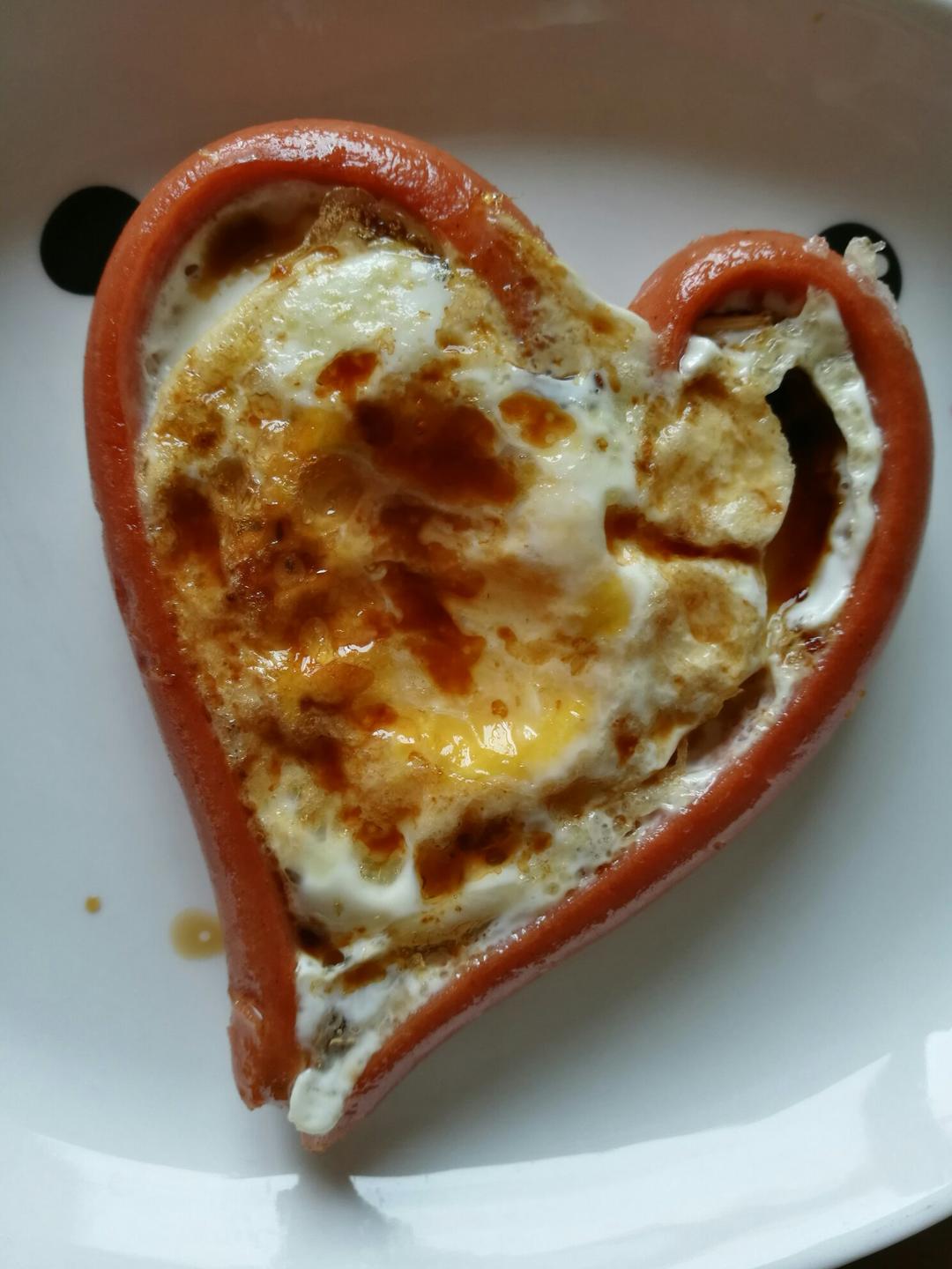 火腿鸡蛋
心型❤️火腿煎蛋🍳