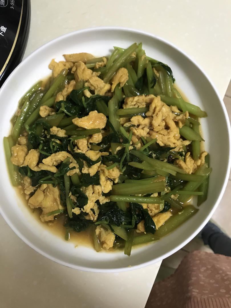 芹菜炒鸡蛋(超级简单的快手菜呀~)
