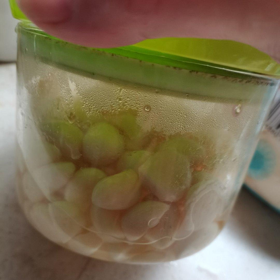 腌腊八蒜不要直接倒醋，教你2个技巧，3小时就变绿，脆爽开胃解腻