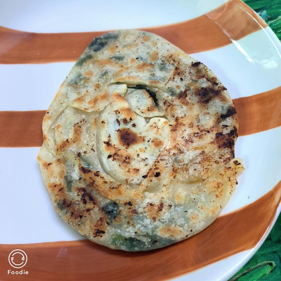 不费劲的饺子皮葱油饼😋一个平底锅就能搞定