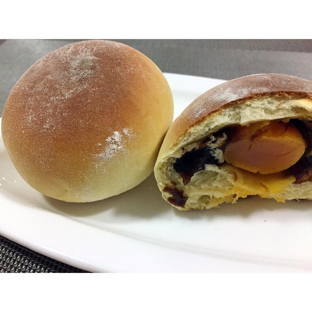 嘉门口做的豆沙蛋黄面包～好吃到哭