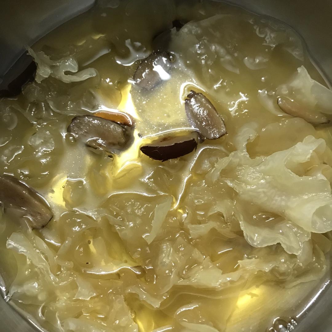 银耳红枣莲子羹Tremella jujube lotus nuts sweet soup