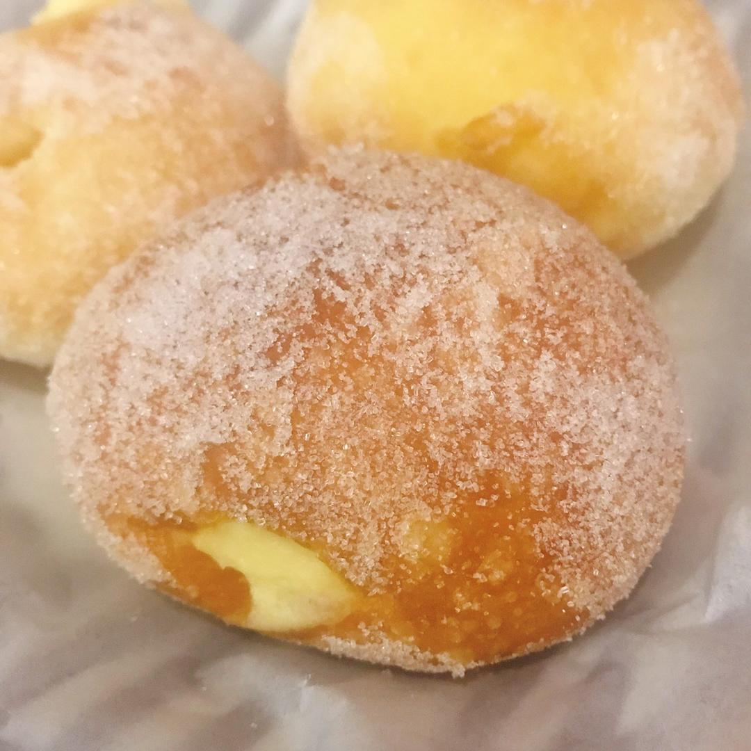 好吃到哭泣的甜甜圈VANILLA CREAM-FILLED DOUGHNUTS
