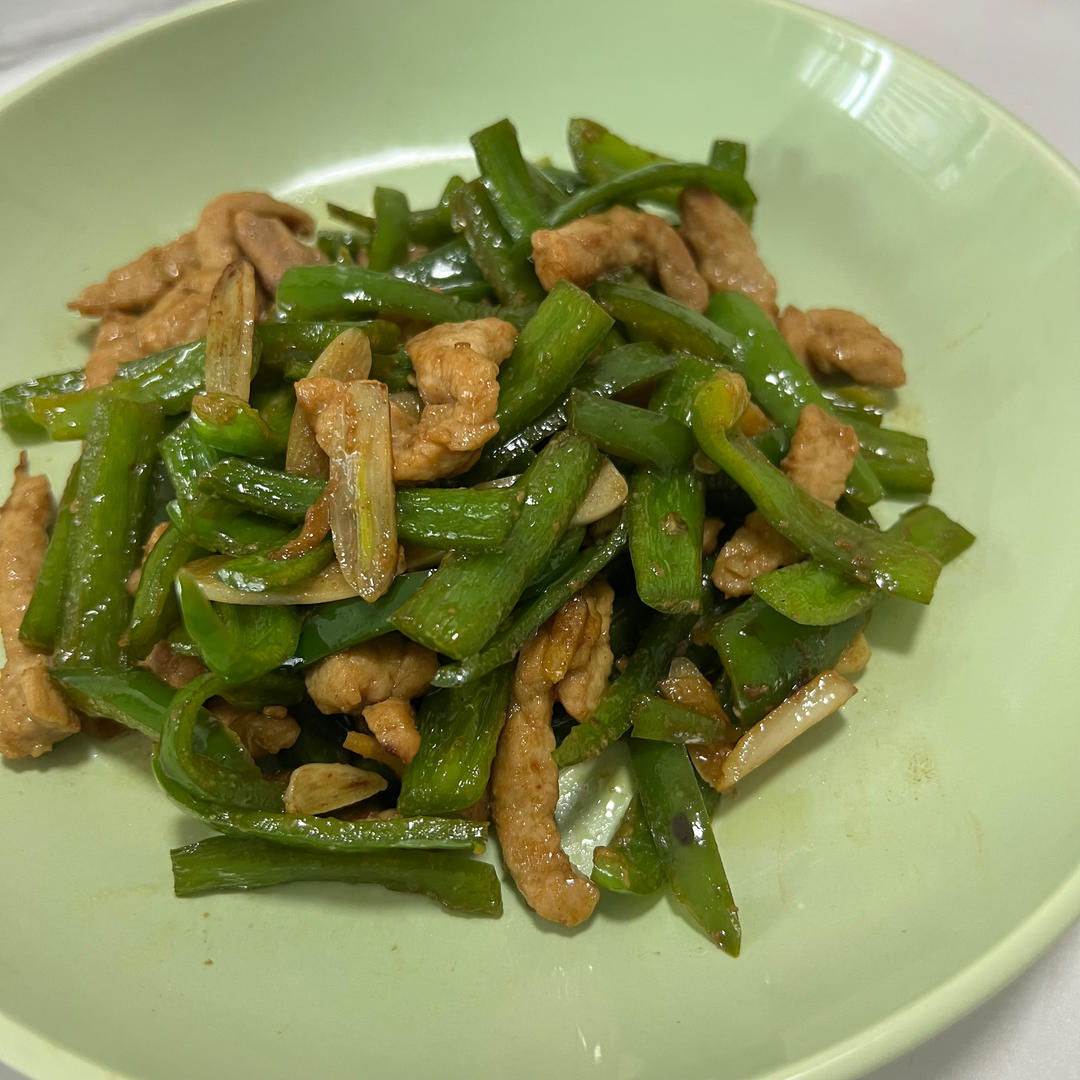 经典的家常菜，青椒炒肉丝，简单的食材也能做出如此美味