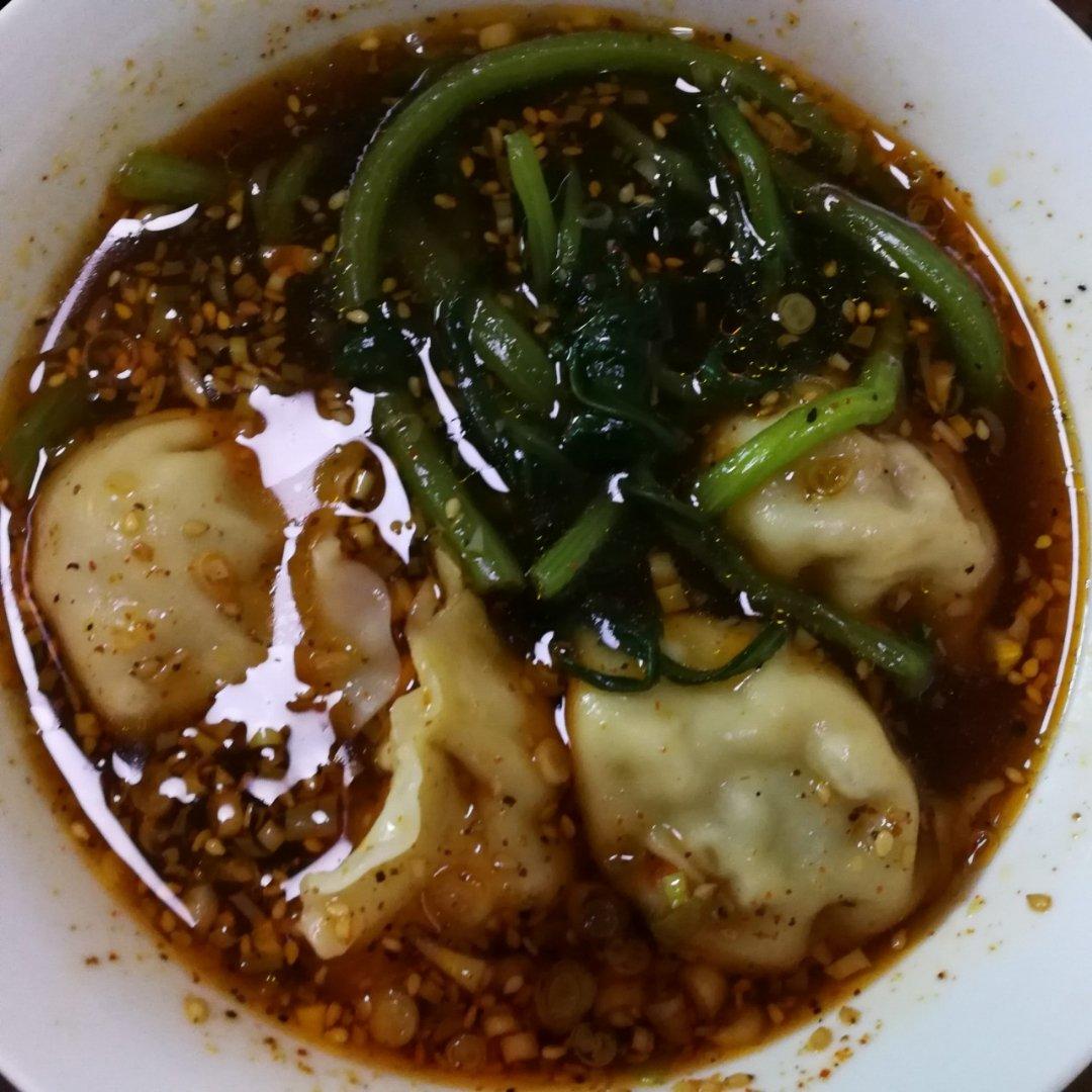 省时又便捷，没人能抗拒这碗酸汤水饺！🥟