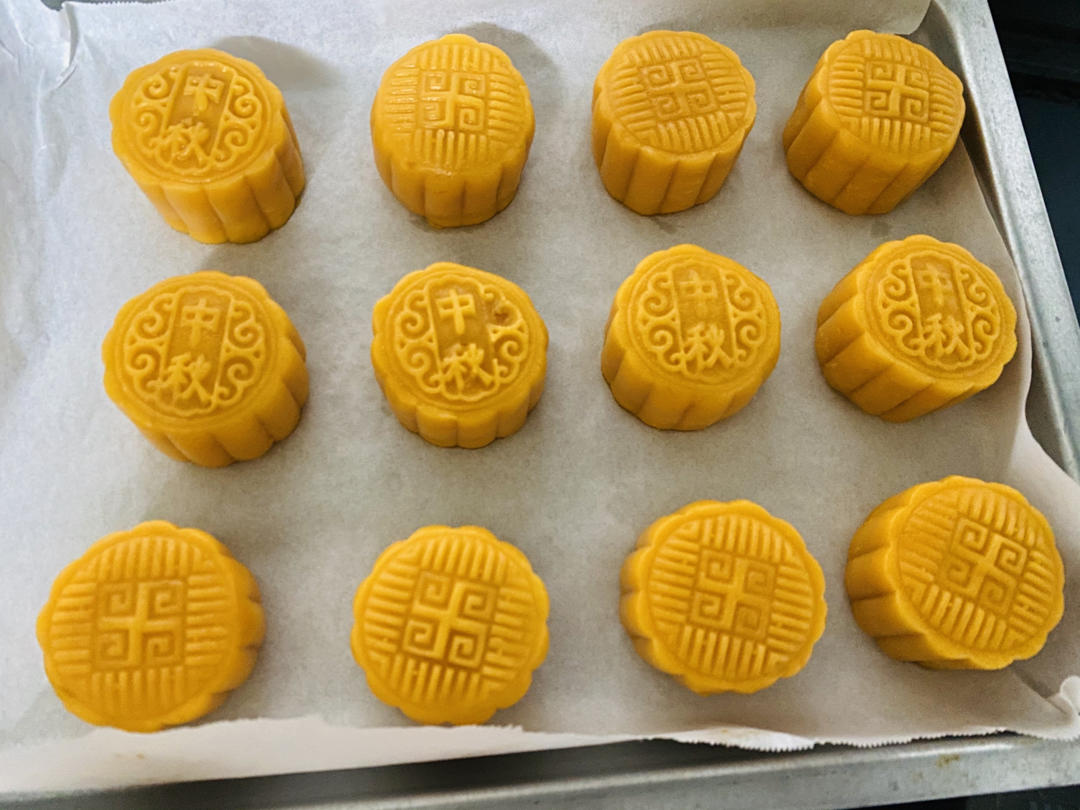 💃奶黄流心月饼——这是可以让你坐稳朋友圈厨霸位置的月饼🥮，没人点赞算我输👎