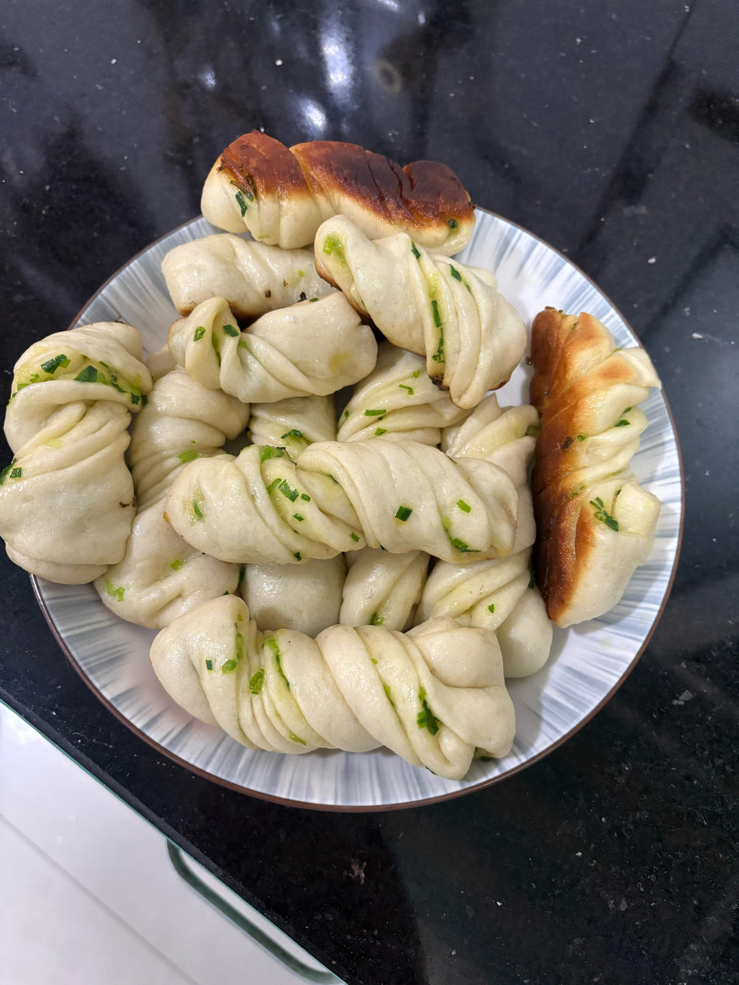 生煎葱油卷子（我觉的就是生煎包和葱油花卷的完美融合！）