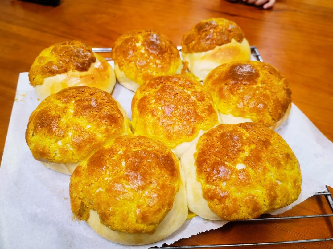 做100款面包の12：在家开茶餐厅!港式菠萝包 –不划格子自然裂开的香酥脆皮！菠萝油/酥皮包