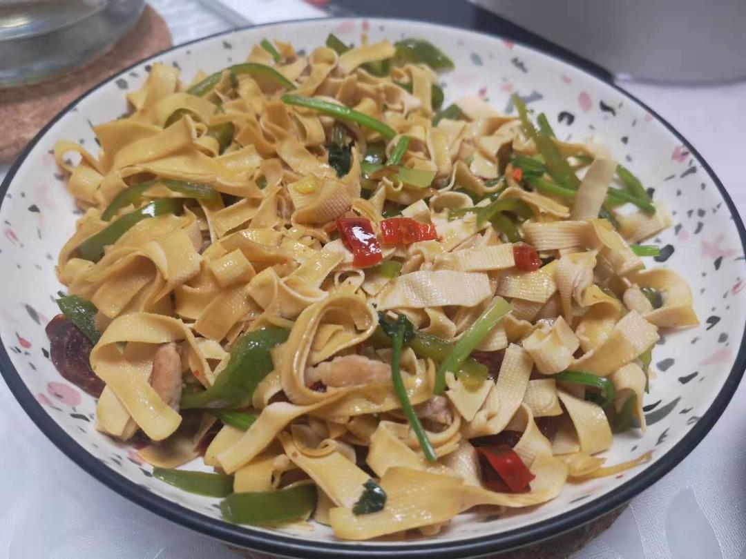 青椒豆腐皮炒肉丝