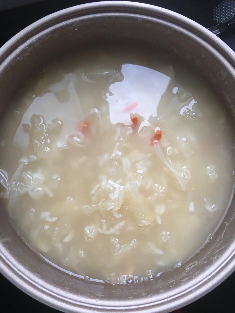 银耳莲子百合粥