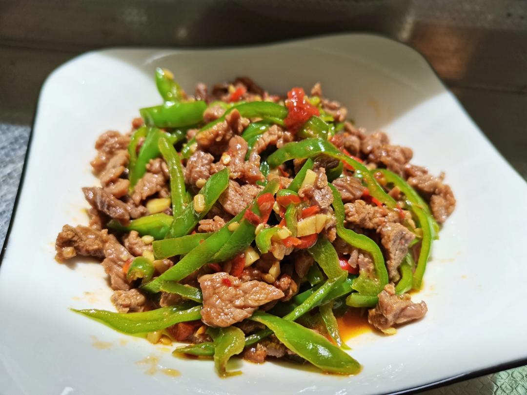 厨师长教你：“青椒牛肉丝”的家常做法，家乡的味道，先收藏了