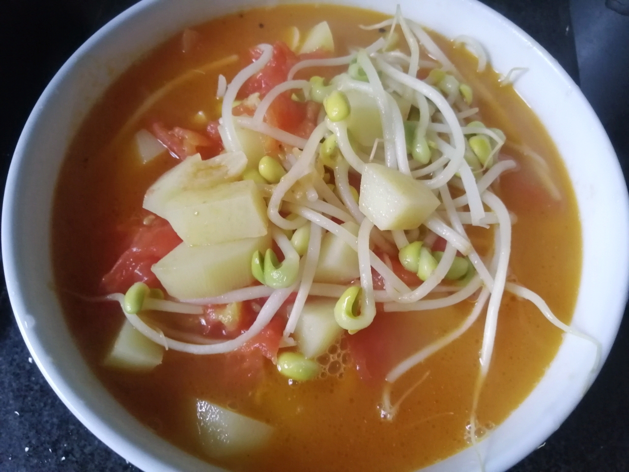 西红柿豆芽汤，酸甜开胃早餐汤