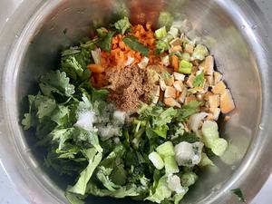 胡萝卜豆干香菜玉米黄豆面咸窝头的做法 步骤1