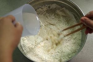 24图详解如何制作一道美味绝伦的---『油渣葱花饼』的做法 步骤1