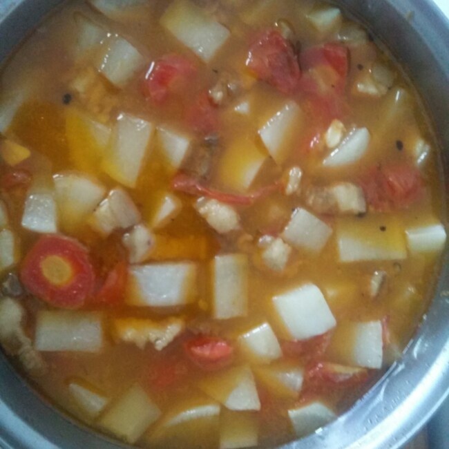 五花肉炖白萝卜