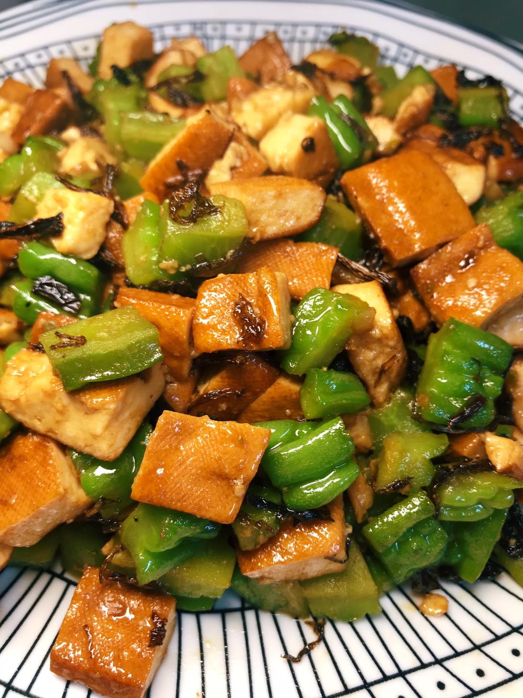 梅菜豆干炒苦瓜「素食」的做法