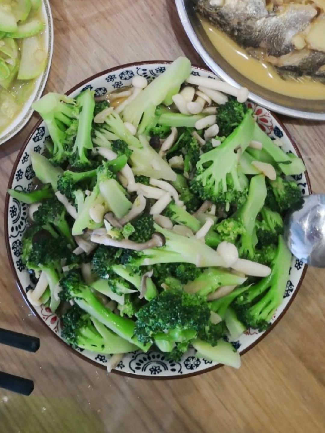 菇菇西兰花
