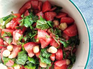 简单快手清新西红柿拌薄荷鹰嘴豆的做法 步骤3