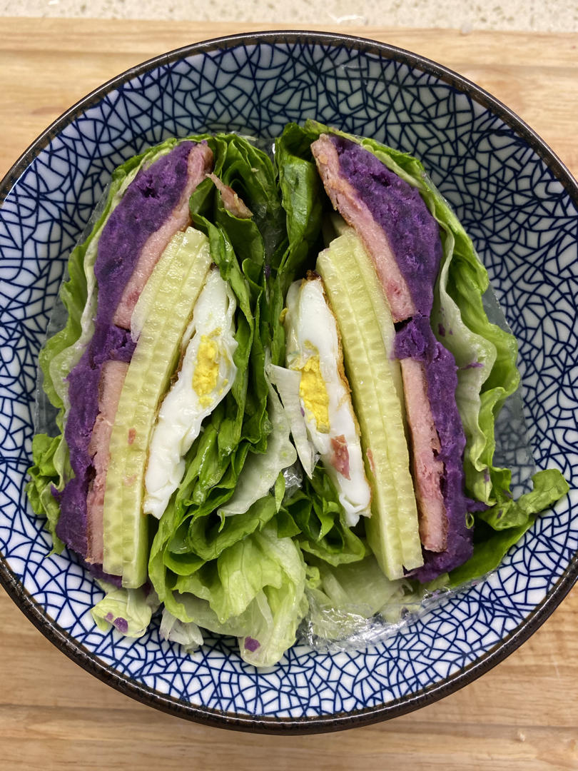 健身教练自吃减脂三明治自制6款减脂蔬菜三明治 低卡低脂低蛋白0脂肪
三明治🥪把吐司换成了生菜，碳水大大减少，一个三明治热量至少减少了200➕大卡，还增加了纤维的摄入，减脂女孩必备啦！