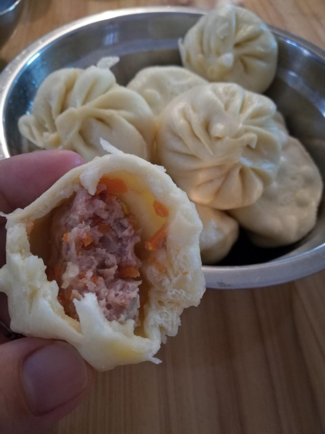 鲜美多汁的洋葱牛肉包子