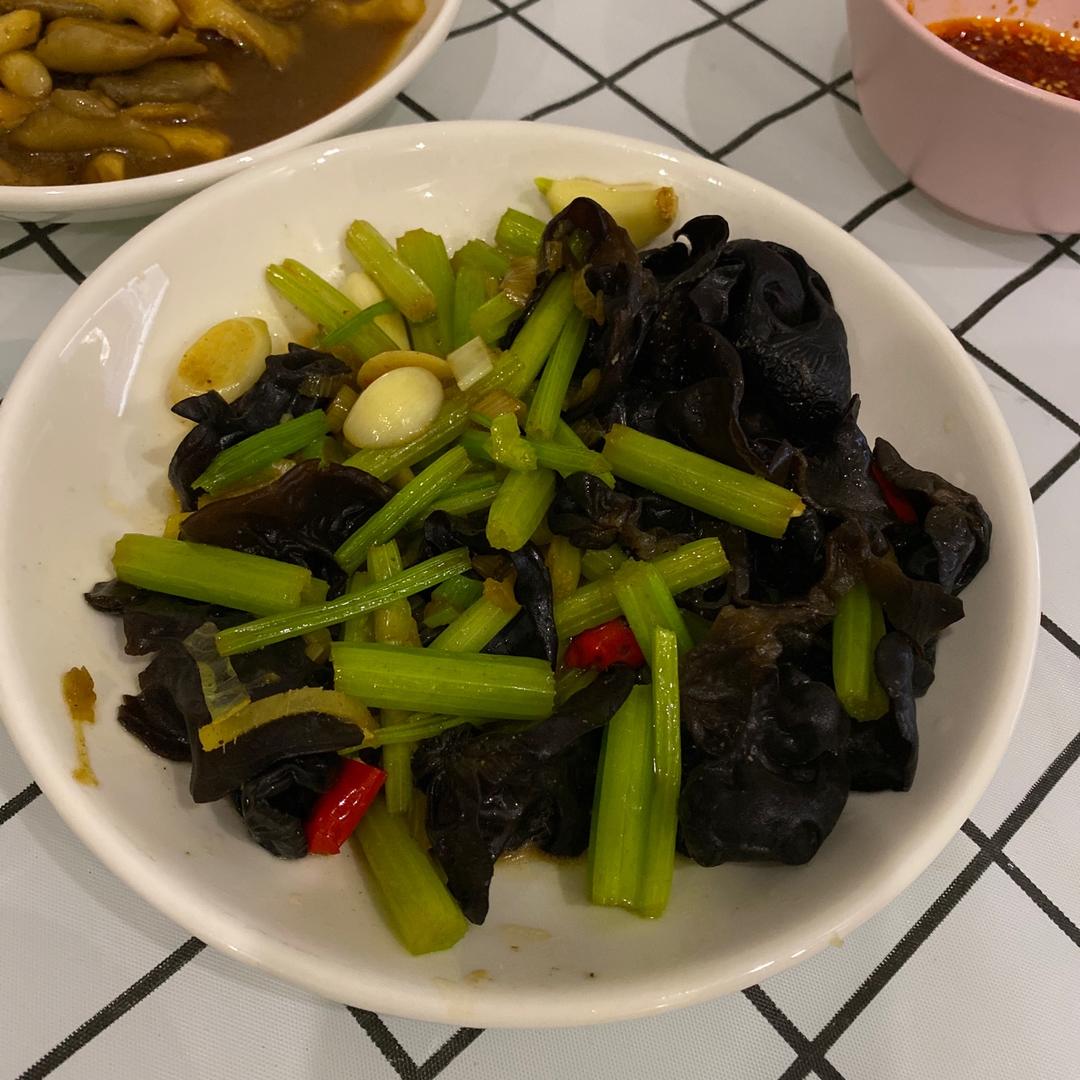 西芹胡萝卜炒黑木耳-清淡健康小炒