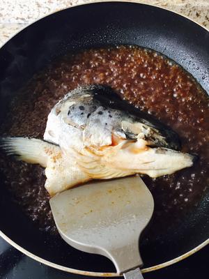 红烧三文鱼鱼头的做法 步骤3