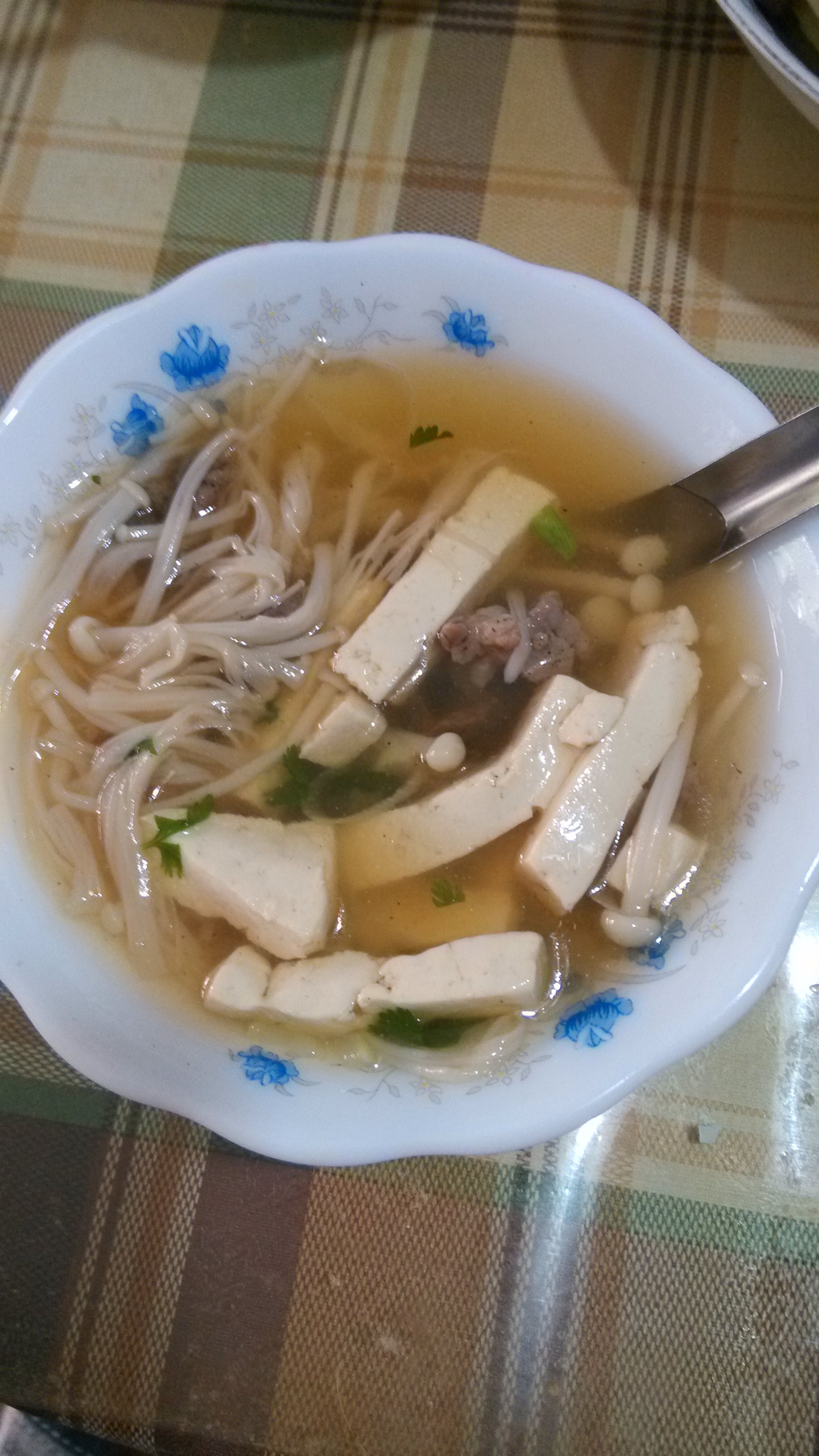 金针菇豆腐肉片汤