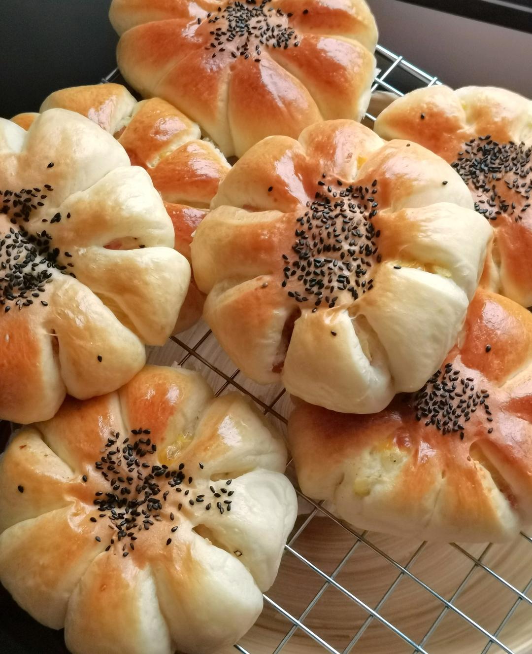 『美味咸香』椒盐土豆香肠花花包