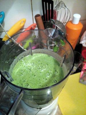 green smoothieD11黄瓜+香蕉+苹果+芹菜的做法 步骤3