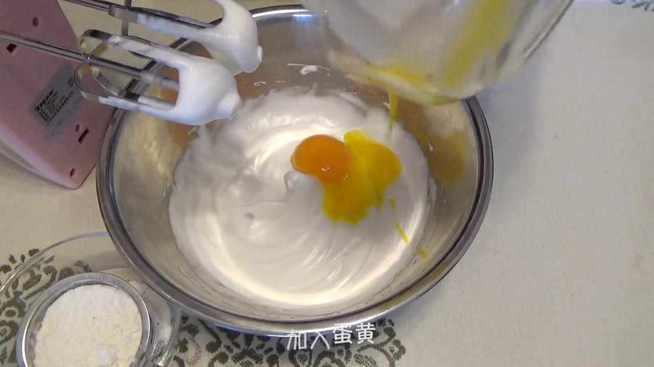 开心果椰浆 慕斯蛋糕（视频菜谱）的做法 步骤3