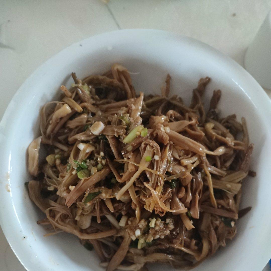 凉拌黄花菜