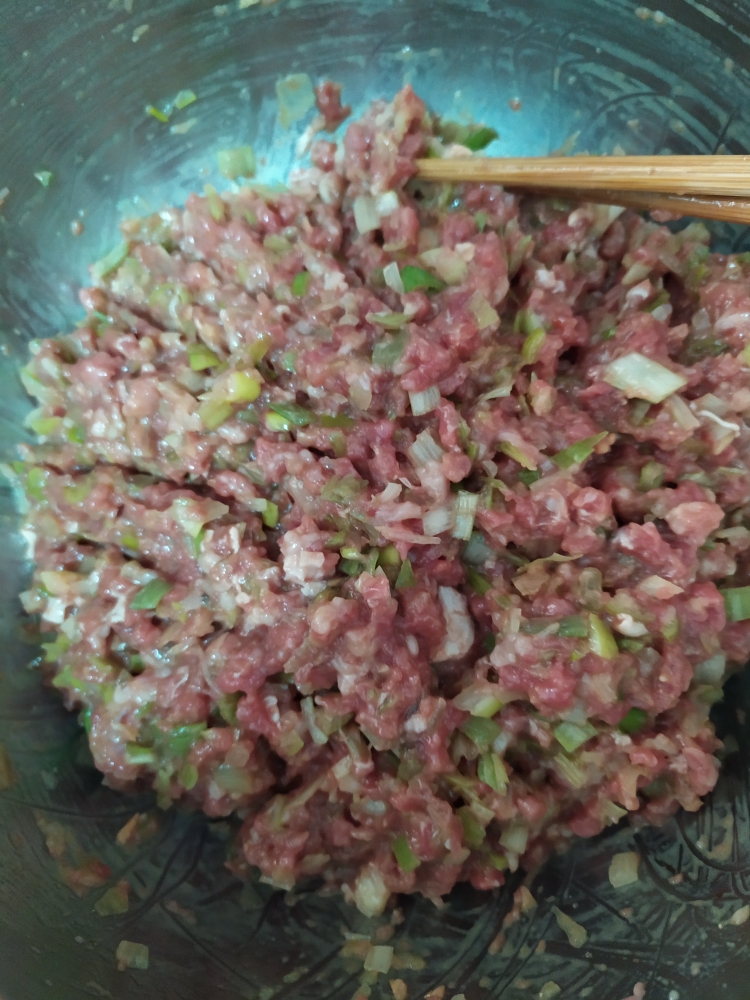 烫面驴肉蒸饺，驴肉锅贴(煎饺)的做法 步骤4