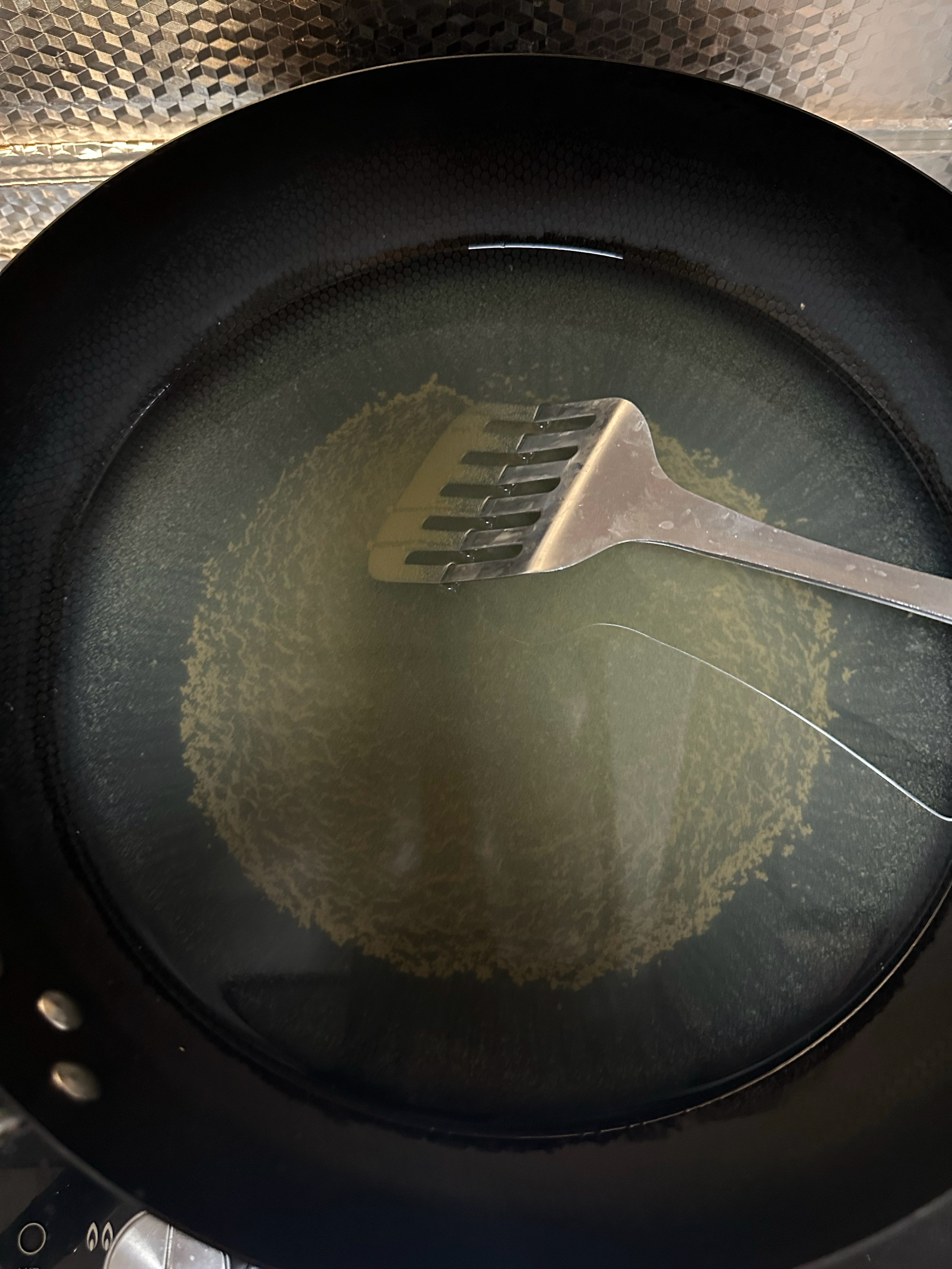 炒菜锅用久了又脏又粘锅，告诉你最简单的处理方法，旧锅变新锅