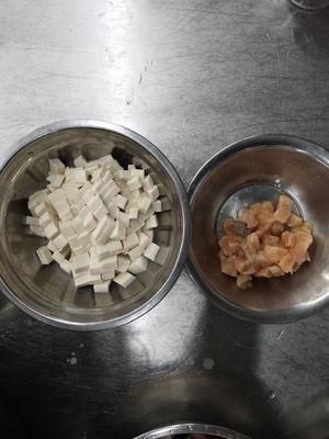 咸鱼鸡粒豆腐煲的做法 步骤1