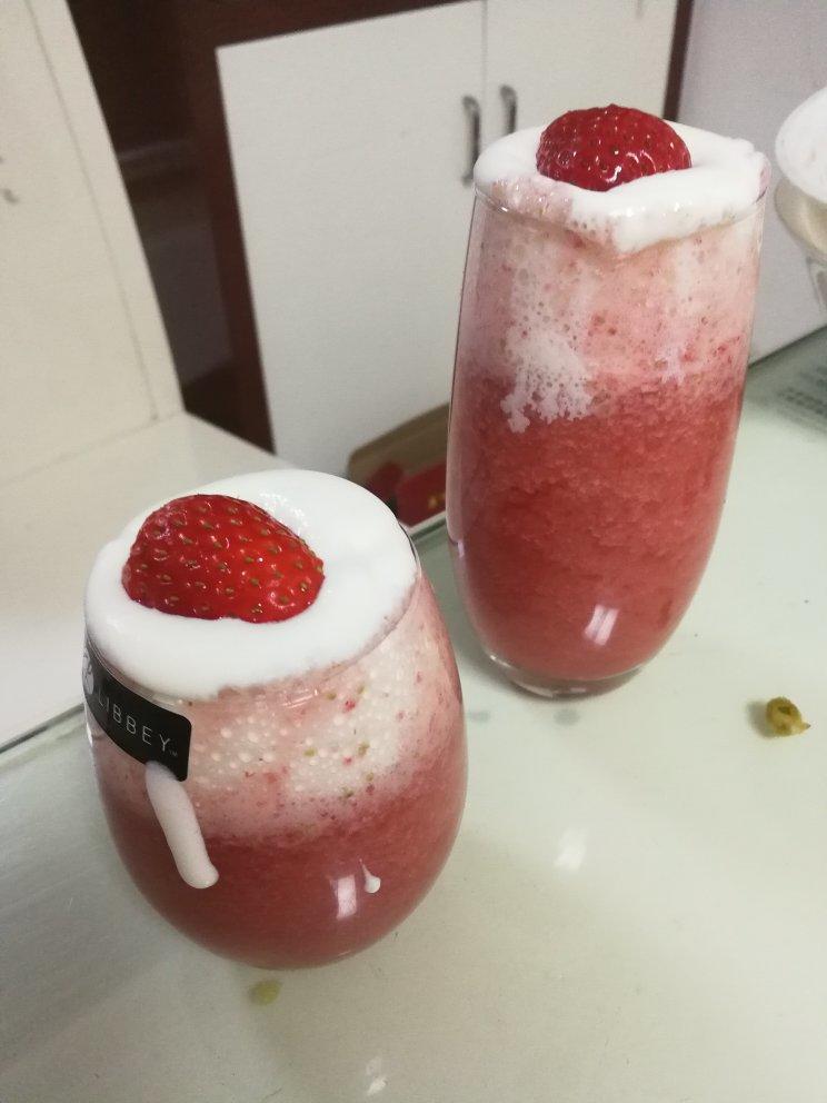 草莓海盐奶盖茶