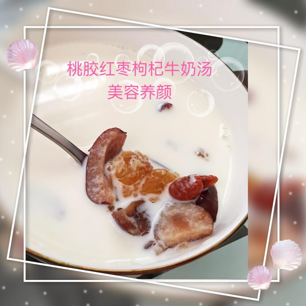 {何故居｝桃胶奶