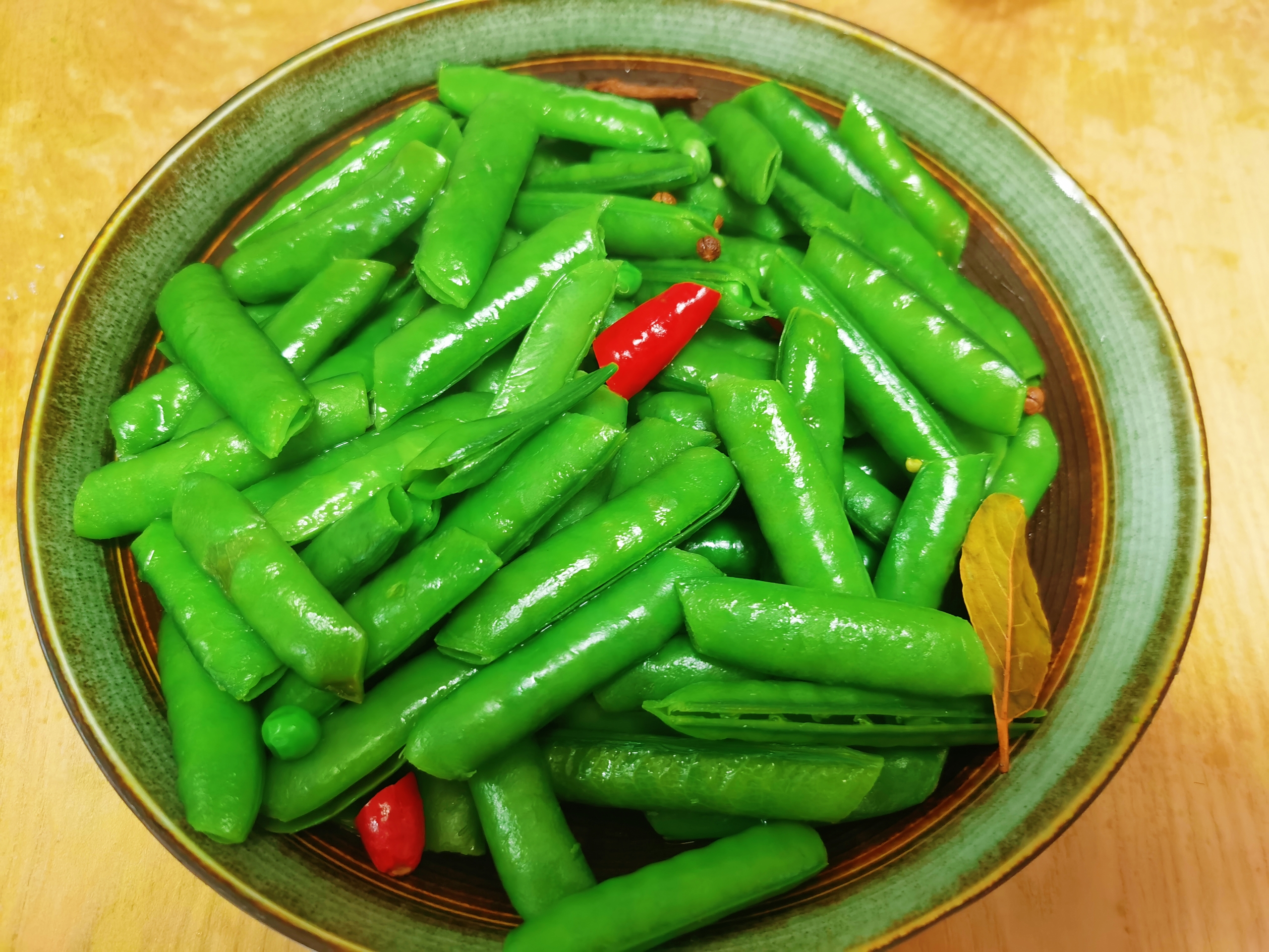 煮完不变黄，颜色翠绿的「五香豌豆荚」