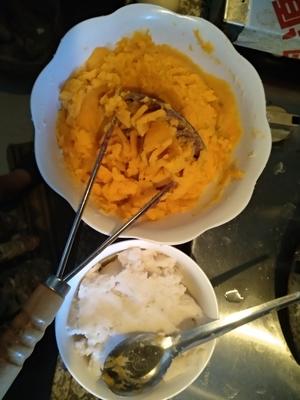 超级简单的紫薯蛋黄月饼（无任何添加）的做法 步骤2