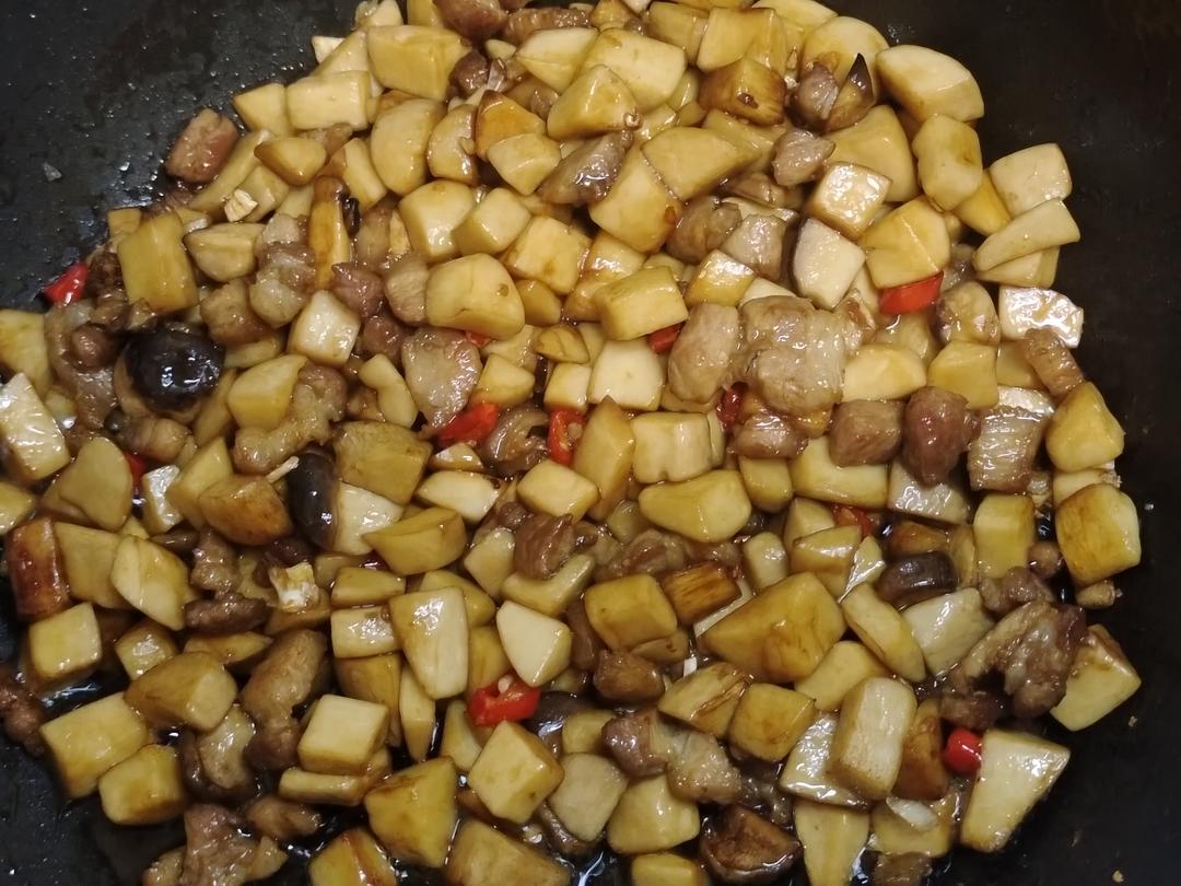 厨师长教你：“杏鲍菇炒五花肉”的家常做法，做法简单，美味下饭