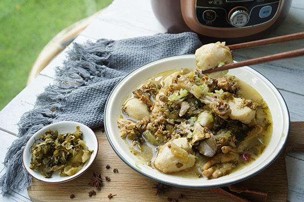 酸菜芋儿鸡-紫砂炖锅版的做法