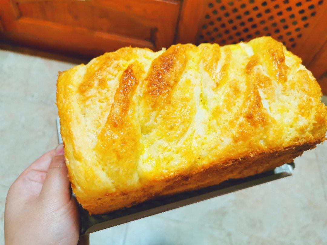 椰蓉吐司（内里柔软拉丝，外皮焦香酥脆）