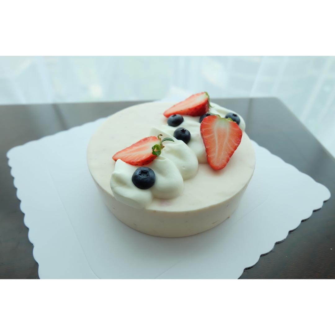 草莓流心生乳酪慕斯蛋糕