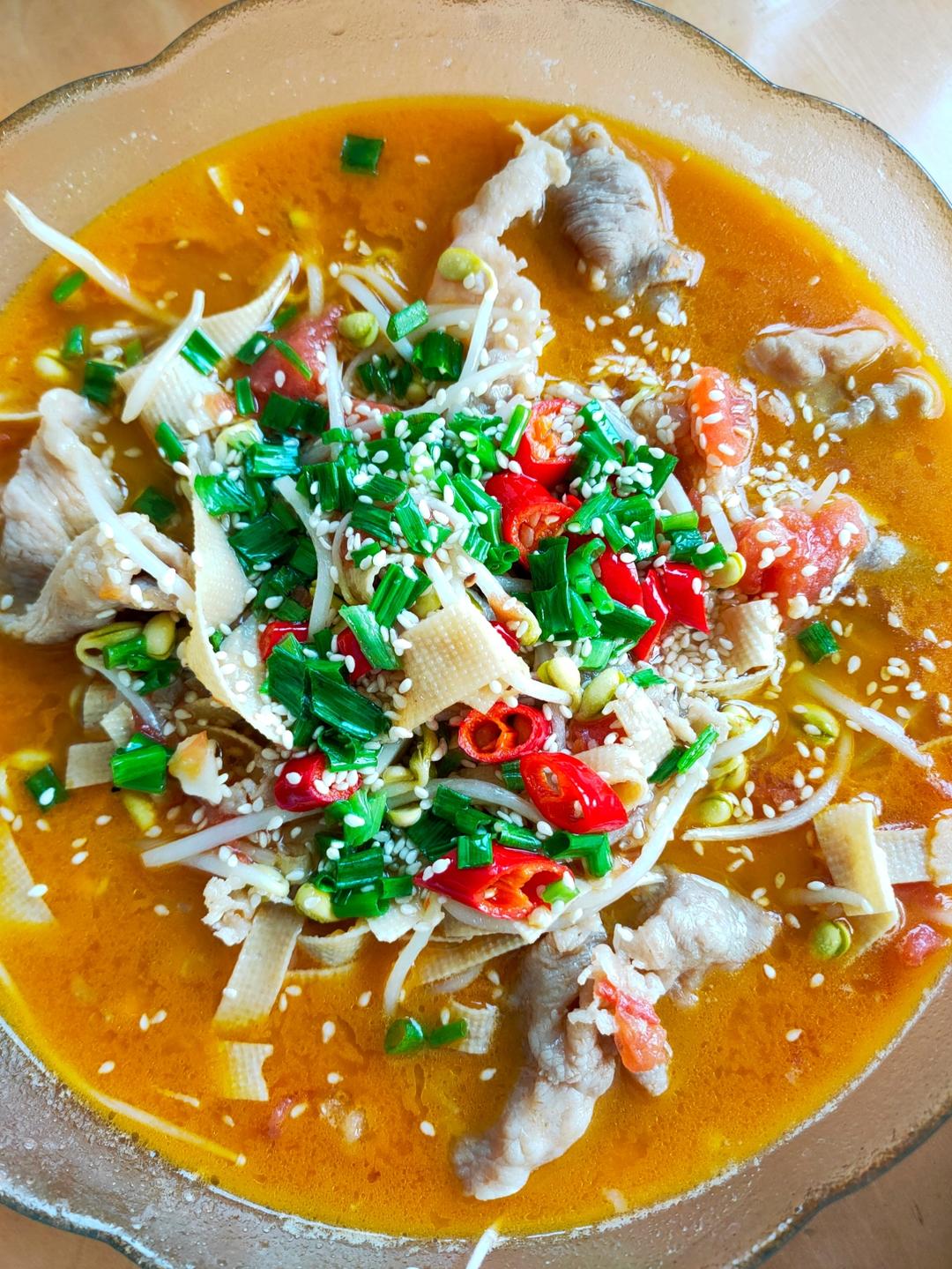 厨师长教你：“酸汤肥牛”的家常做法，金汤鲜香，酸辣开胃